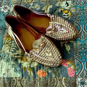 Lola Y Tula, size 10 women’s, shiny gold huarache